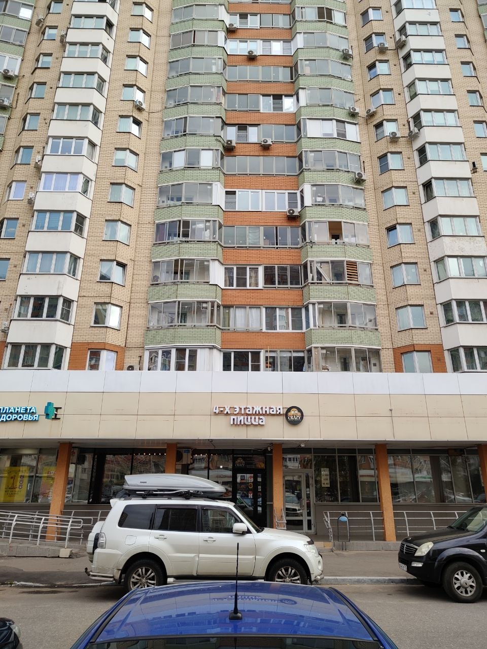 Дом первой очереди микрорайона с кафе и аптекой на первом этаже